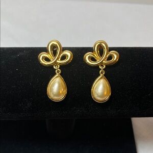 vintage gold-tone stud earring with a faux pearl drop